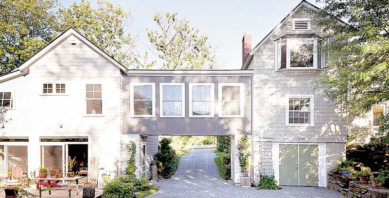 1 couple, 2 houses and a bridge not too far | The Bulletin