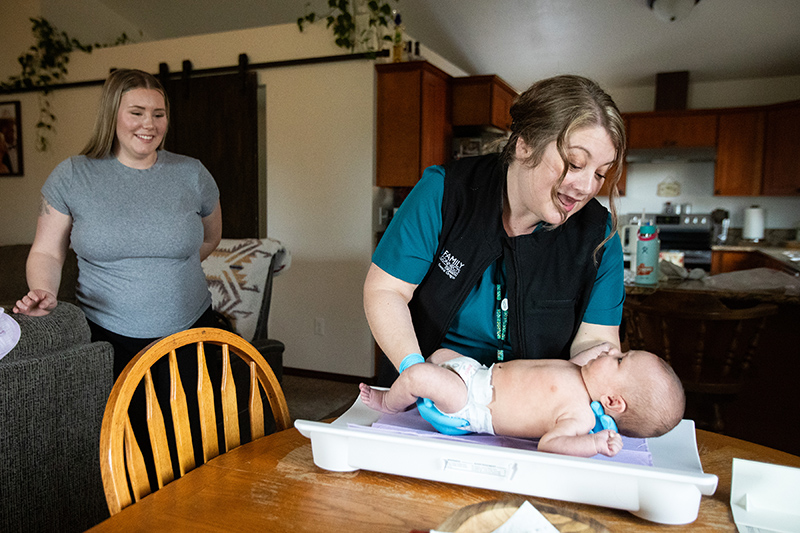 Home visits from nurses help new Central Oregon moms and dads