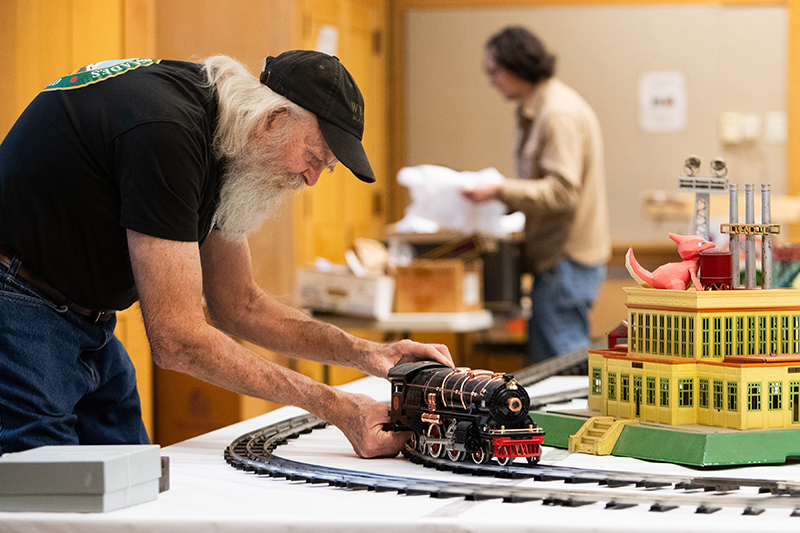 Model trains to pull into holiday station at Bend library